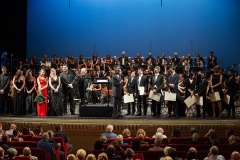 Riccardo Muti sul palco con gli allievi cantanti, maestri collaboratori e direttori, il Coro del Teatro Municipale di Piacenza e l’Orchestra Cherubini.