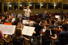Riccardo Muti con Giedrė Šlekytė durante le prove della Traviata.