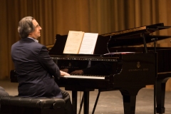 Riccardo Muti al pianoforte presenta l’opera al pubblico.