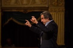 Riccardo Muti presenta l’opera al pubblico.