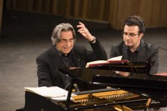 Riccardo Muti al pianoforte presenta l'opera al pubblico.