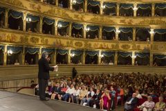 Riccardo Muti presents the opera to the audience.