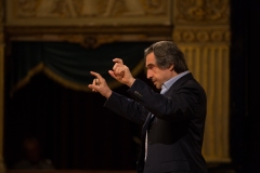 Riccardo Muti at the piano presents the opera to the audience