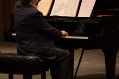 Riccardo Muti al pianoforte presenta l’opera al pubblico.