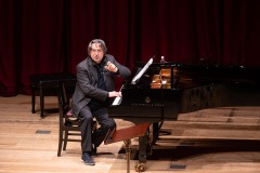 Riccardo Muti durante la presentazione al pianoforte di Macbeth al Bunka Kaikan di Tokyo. https://www.riccardomutioperacademy.com ©Spring Festival in Tokyo/Satoshi Aoyagi