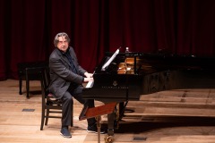 Riccardo Muti durante la presentazione al pianoforte di Macbeth al Bunka Kaikan di Tokyo. https://www.riccardomutioperacademy.com ©Spring Festival in Tokyo/Satoshi Aoyagi