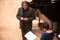 Riccardo Muti durante la presentazione al pianoforte di Macbeth al Bunka Kaikan di Tokyo. https://www.riccardomutioperacademy.com ©Spring Festival in Tokyo/Satoshi Aoyagi