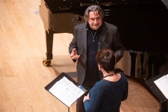 Riccardo Muti durante la presentazione al pianoforte di Macbeth al Bunka Kaikan di Tokyo. https://www.riccardomutioperacademy.com ©Spring Festival in Tokyo/Satoshi Aoyagi