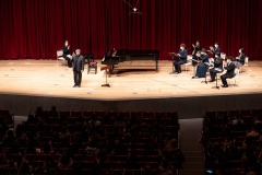Riccardo Muti durante la presentazione al pianoforte di Macbeth al Bunka Kaikan di Tokyo. https://www.riccardomutioperacademy.com ©Spring Festival in Tokyo/Satoshi Aoyagi