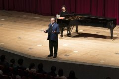 Riccardo Muti durante la presentazione al pianoforte del Rigoletto al Bunka Kaikan di Tokyo. https://www.riccardomutioperacademy.com ©Spring Festival in Tokyo/Satoshi Aoyagi