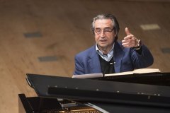 Riccardo Muti durante la presentazione al pianoforte del Rigoletto al Bunka Kaikan di Tokyo. https://www.riccardomutioperacademy.com ©Spring Festival in Tokyo/Satoshi Aoyagi